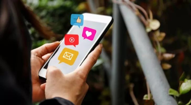 Смартфон с изскачащи икони на социални медии