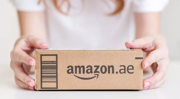 Жена, която държи кутия за доставка на Amazon