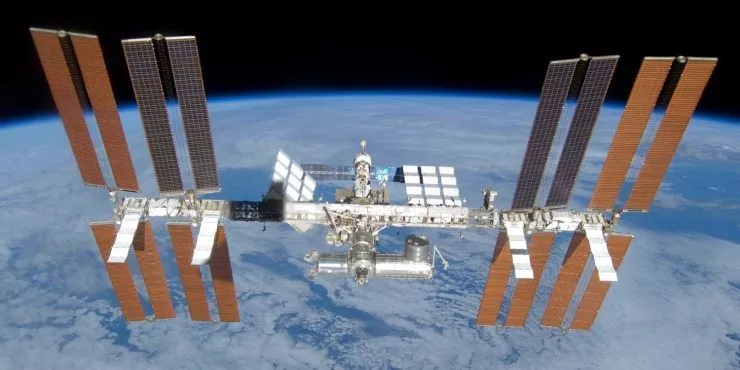 Международната космическа станция със Земята зад нея