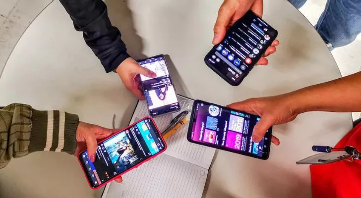Филипинците използват своите смарт телефони