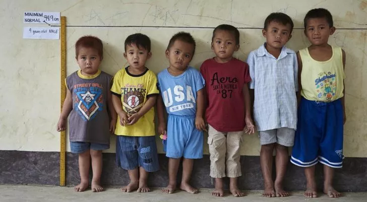 Филипински деца измерват височината си