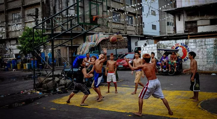 Филипинци играят баскетбол