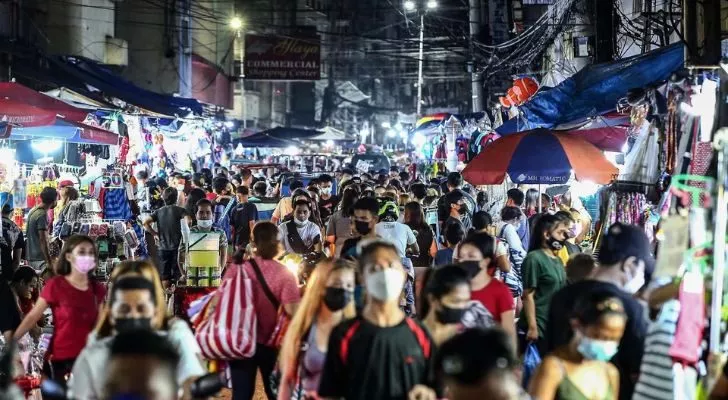 Претъпкана улица, пълна с филипинци