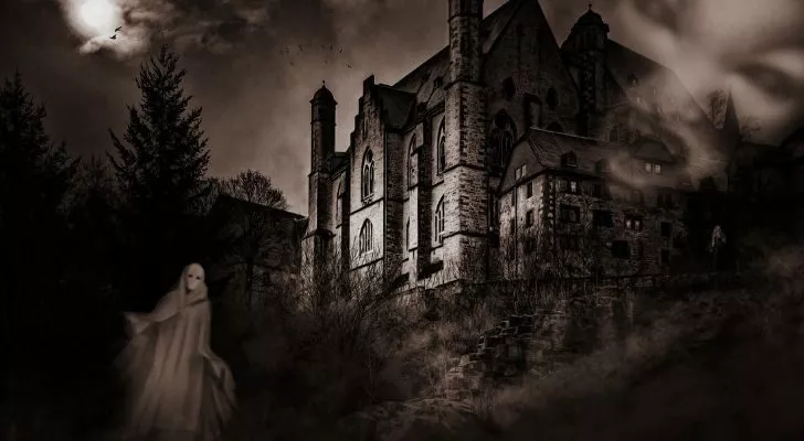 Обитавана от духове къща с призраци, които витаят наоколо извън нея