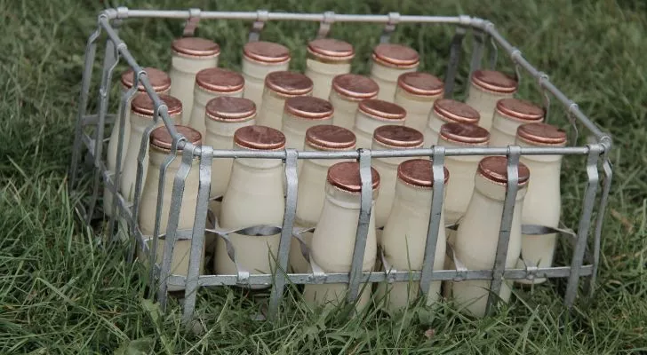 Щайга с класически стъклени бутилки за мляко