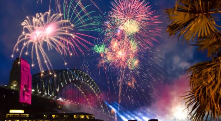 Фойерверки, празнуващи Нова година над градски мост