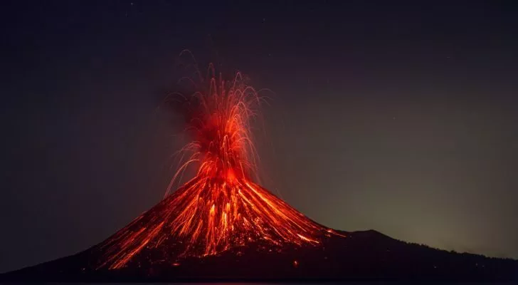 Вулкан, изливащ гореща до червено лава