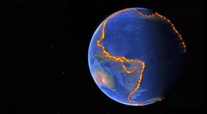 Снимка на Земята от космоса с червена пунктирана линия, показваща Тихоокеанския огнен пръстен