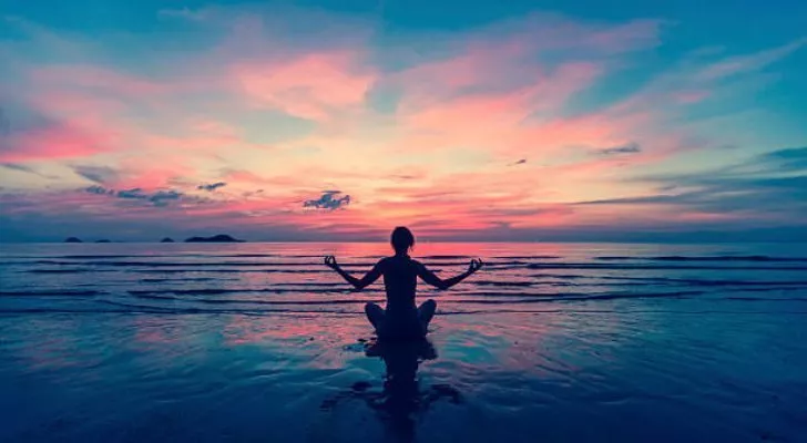 Някой, който медитира спокойно в океана