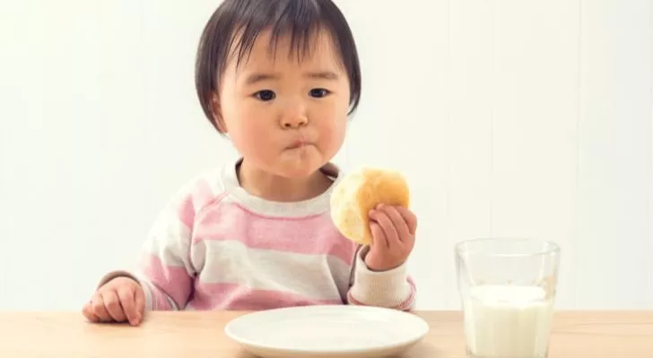 Дете, което яде въглехидрати