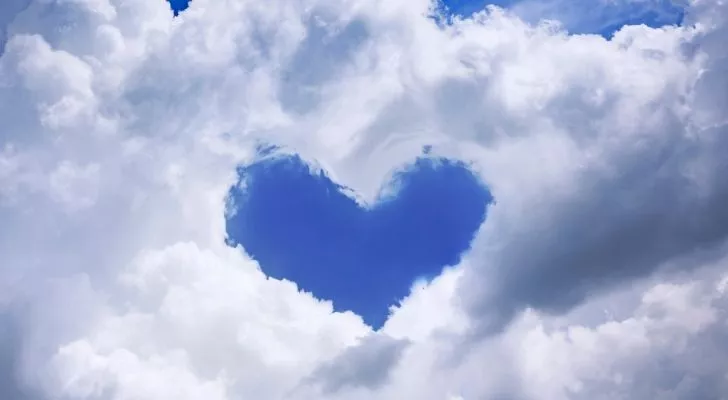 Любовна дупка във формата на сърце в облаците