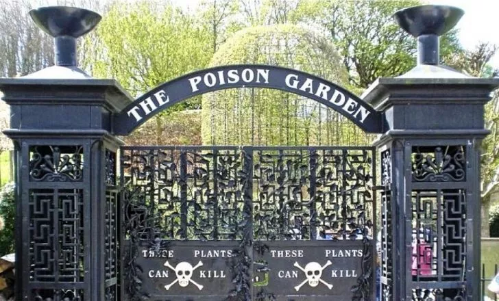Големи черни порти с надпис „Отровната градина“