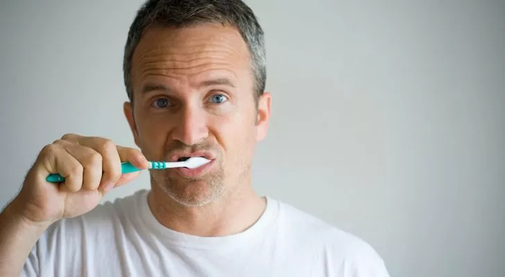 Човек, който си мие зъбите