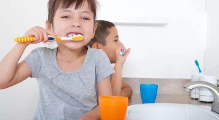 Деца мият зъбите си без паста