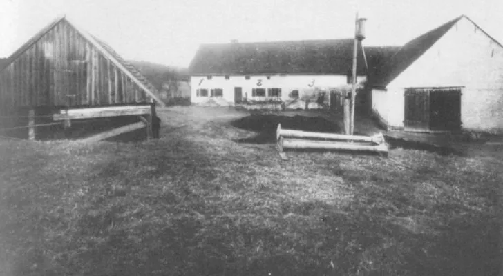 Стара черно-бяла снимка на мястото на убийствата в Хинтеркайфек в Германия