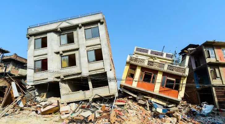 две сгради, разрушени от земетресение