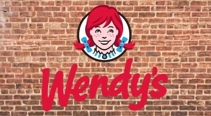 Логото на Уенди върху тухлена стена