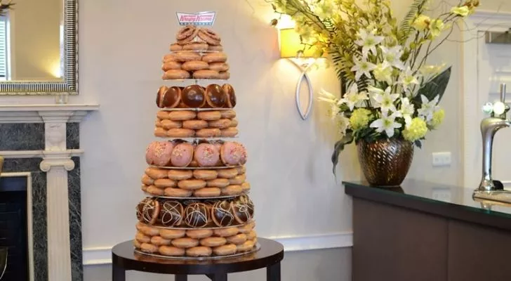 Сватбената кула от понички на Krispy Kreme.