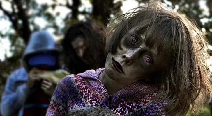 Младо зомби момиче с глава, наклонена на една страна
