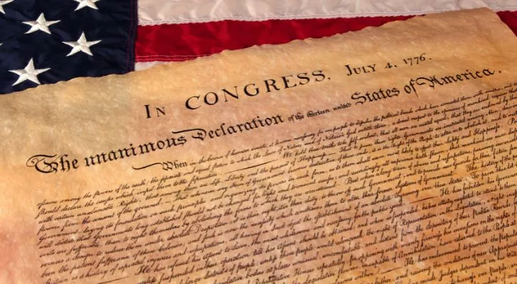 Декларацията за независимост върху американското знаме.