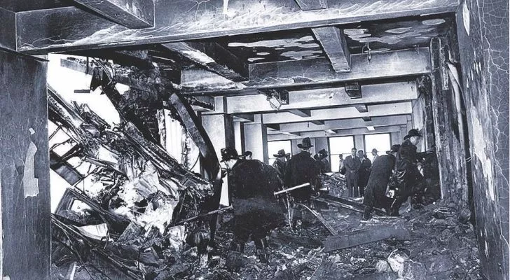 В Емпайър Стейт Билдинг, след като самолет B-25 се разби в него