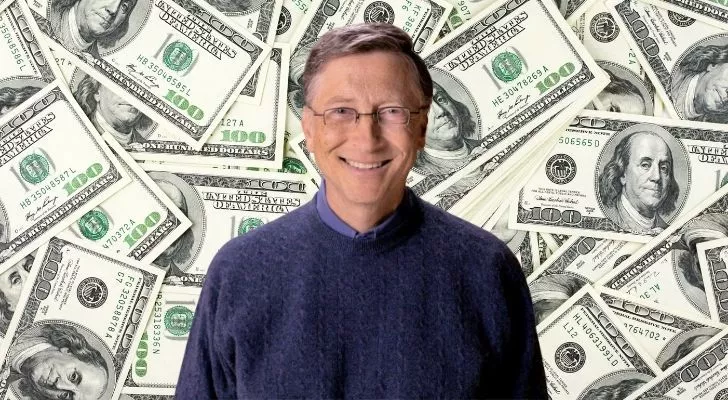 Бил Гейтс се усмихва с много банкноти от сто долара зад него