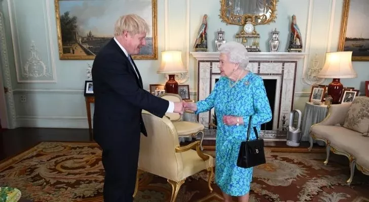 Кралица Елизабет II се ръкува с премиера Борис Джонсън