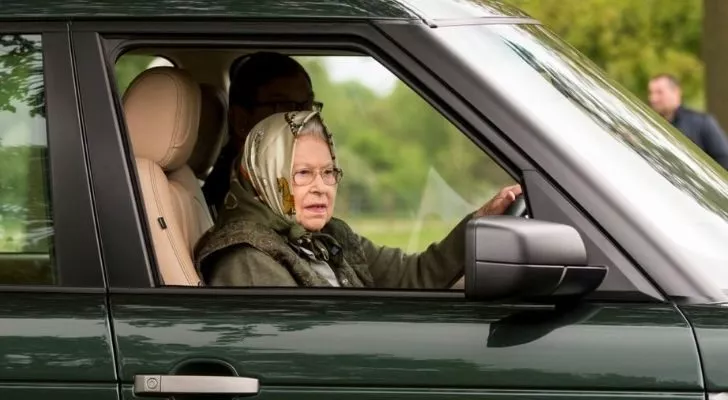 Кралица Елизабет II шофира колата си