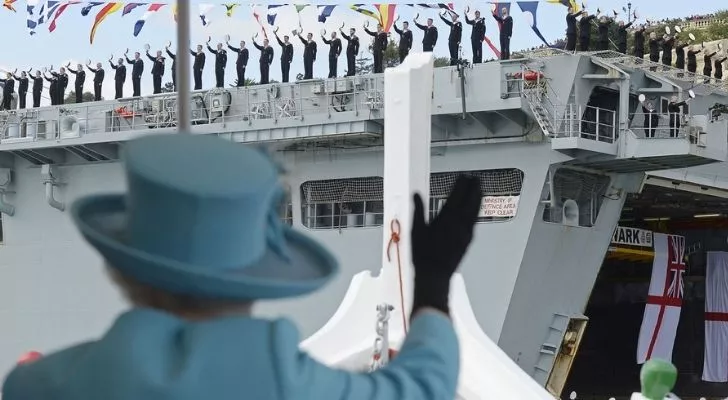 Кралица Елизабет II маха на британските въоръжени сили