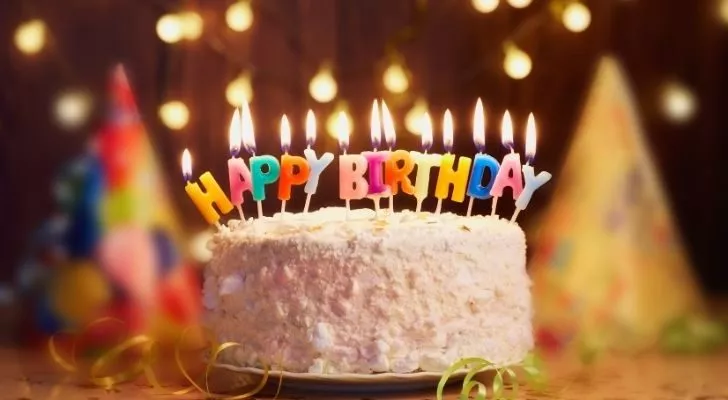 Торта за рожден ден със запалени свещи