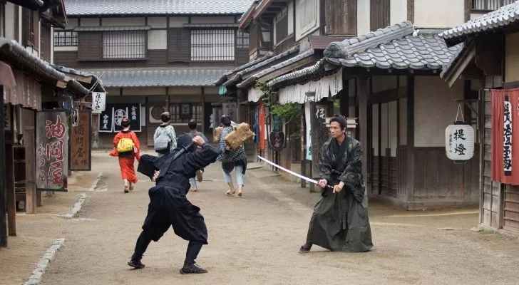 Самурай и нинджа, които се бият по стари японски улици