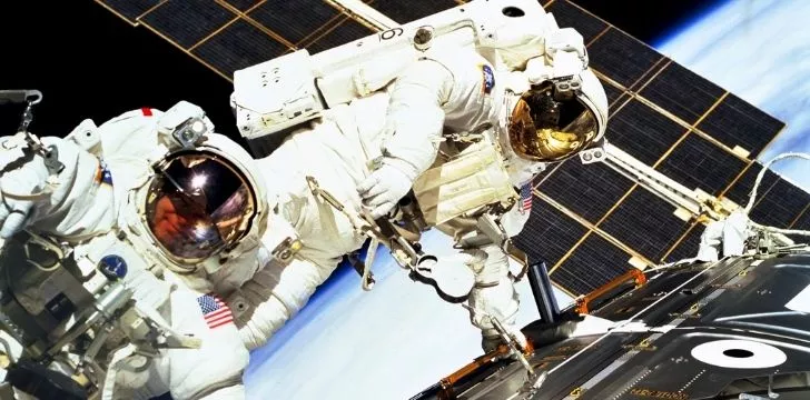 Двама астронавти сглобяват МКС в космоса