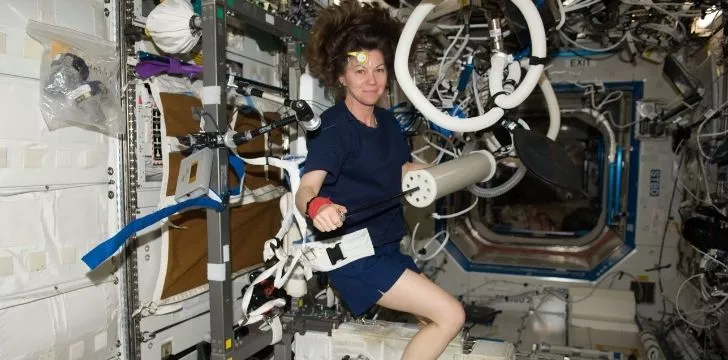 Астронавт, работещ в условия на нулева гравитация