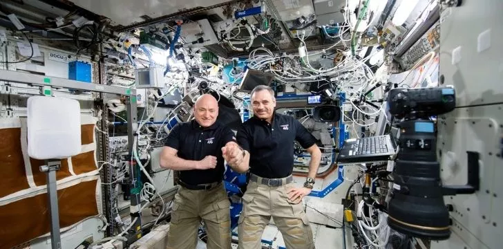 Космонавтът Михаил Корниенко и астронавтът Скот Кели на борда на МКС