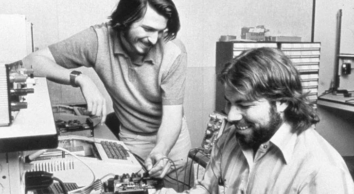 Стив Джобс и Стив Возняк работят на компютър