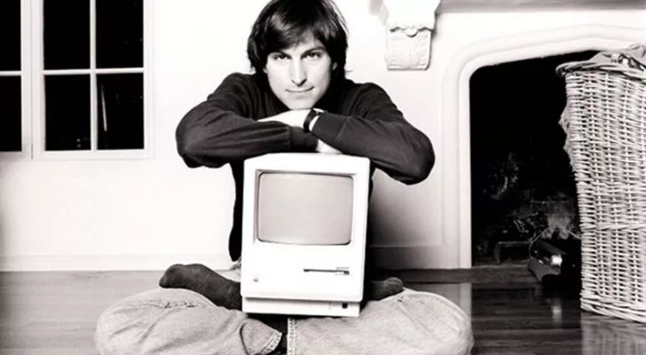 Стив Джобс с компютър Apple в скута си