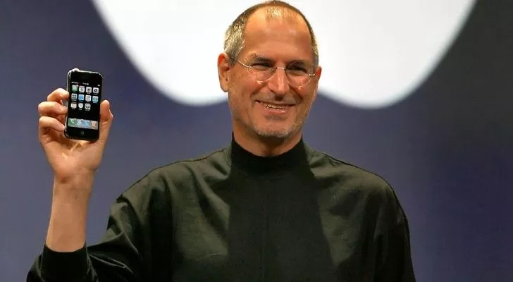 Стив Джобс държи iPhone
