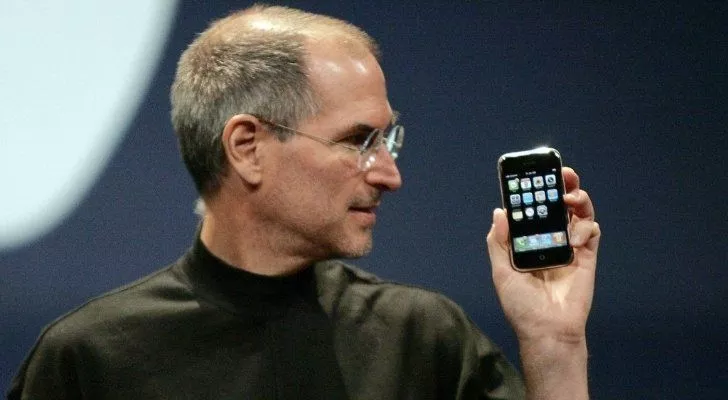 Стив Джобс държи първия iPhone