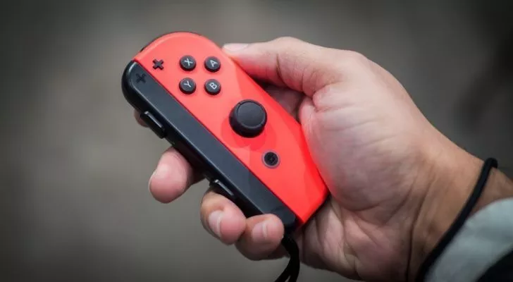 Червен и черен контролер joy-con