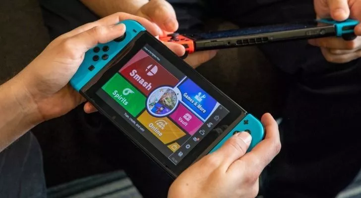 Двама души играят на Switch