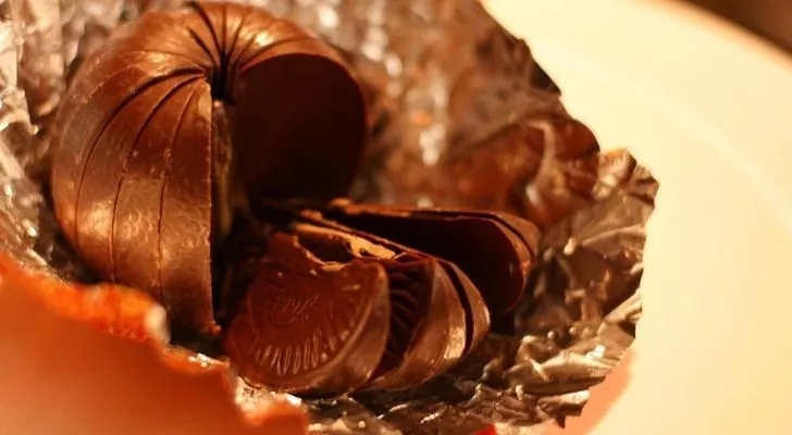 Terry's cChocolate Orange сегменти се отделят от обвивката