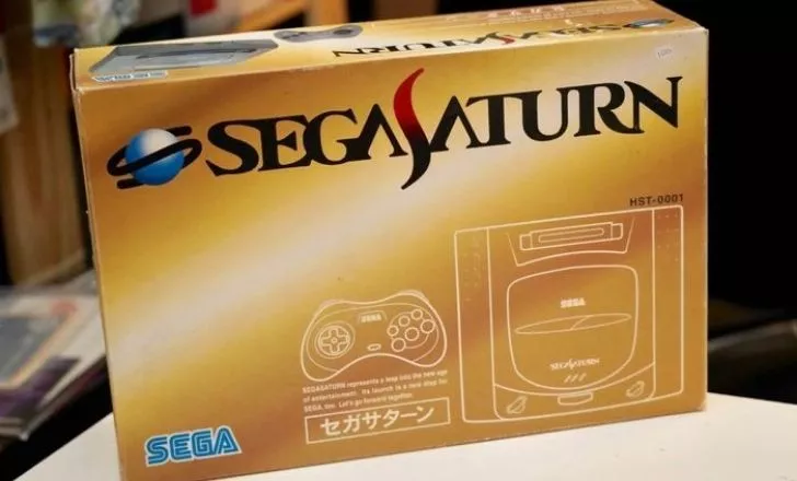 Оригиналната японска Sega Saturn в златиста кутия