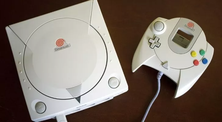 Бяла конзола Dreamcast