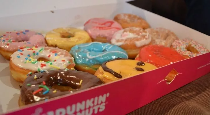 Кутия вкусни понички Dunkin Donuts