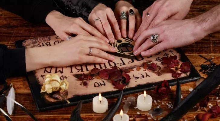 Хора, които играят на дъска Ouija