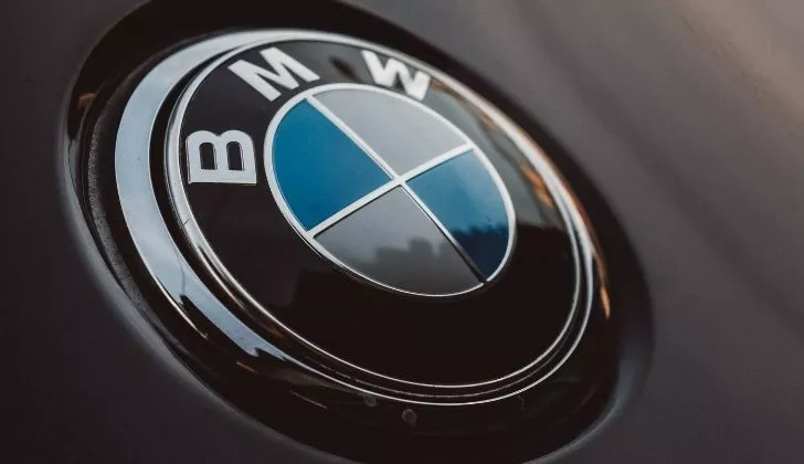 Лого на BMW на волан на кола