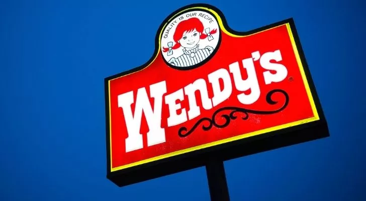 Знак на ресторант Wendy's на висок стълб