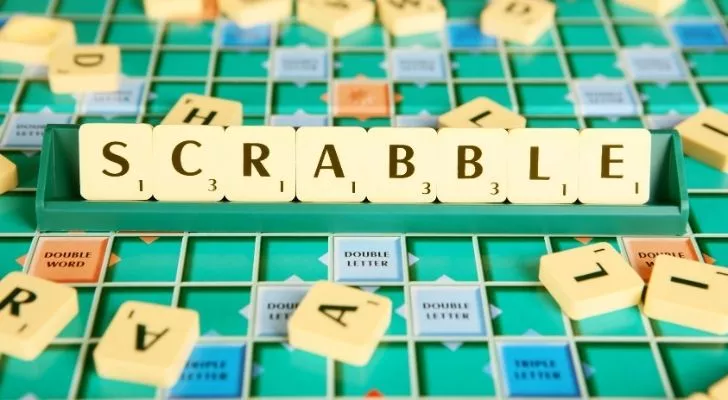 Дъска за скрабъл и плочки, изписващи „SCRABBLE“