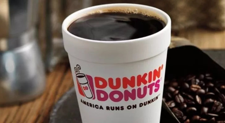 Хубава гореща чаша кафе Dunkin Donuts