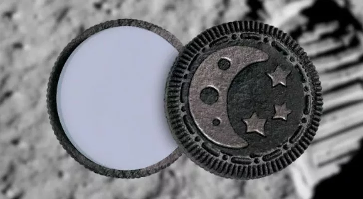 Oreo с луна върху него